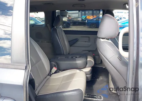 2017 Kia Sedona Lx z USA, uszkodzony, nr VIN KNDMB5C16H6265656